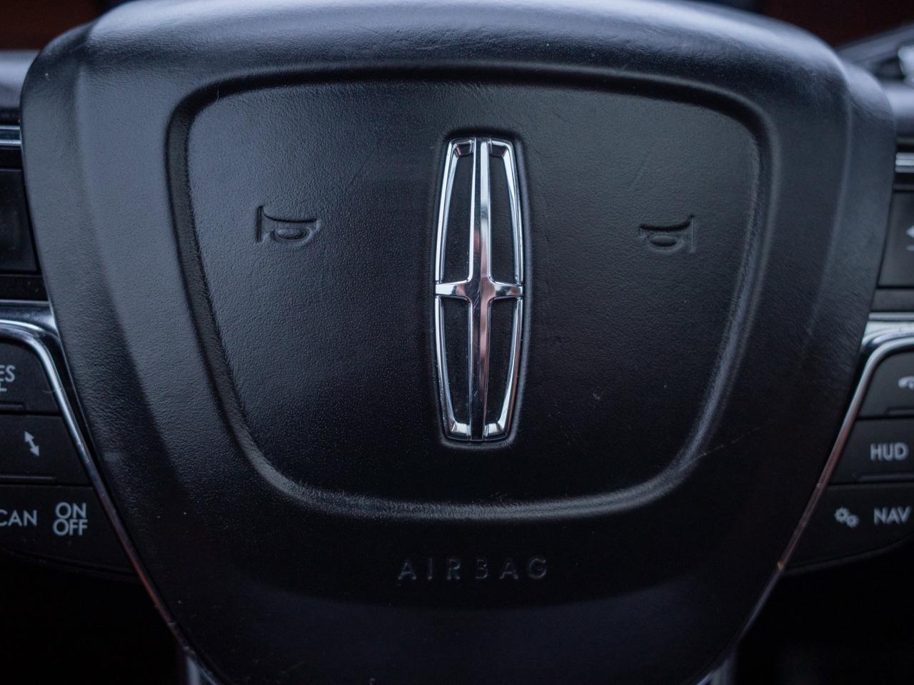 2021 Lincoln Navigator Reserve - Heated Steering Wheel Photo