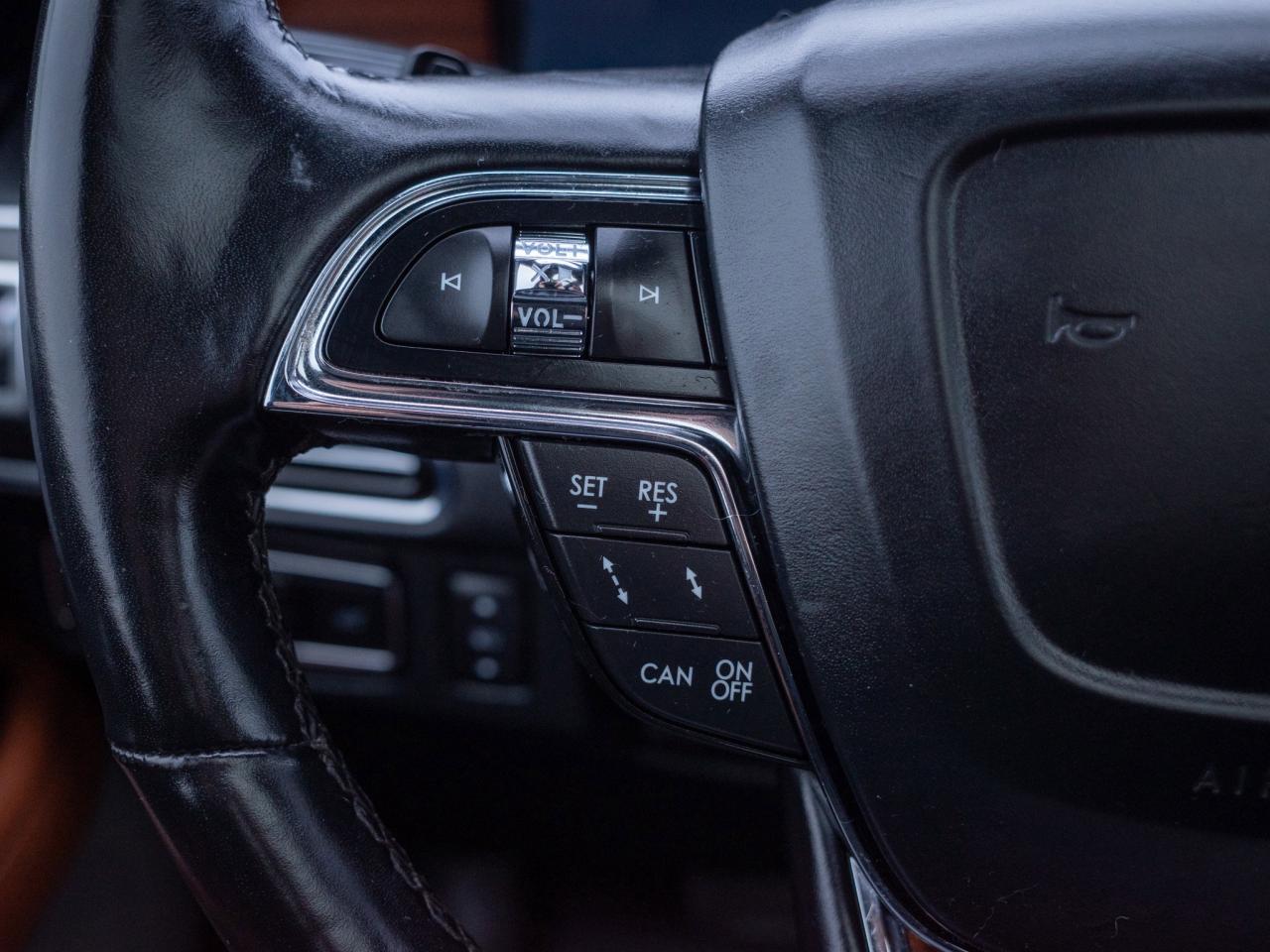 2021 Lincoln Navigator Reserve - Heated Steering Wheel Photo
