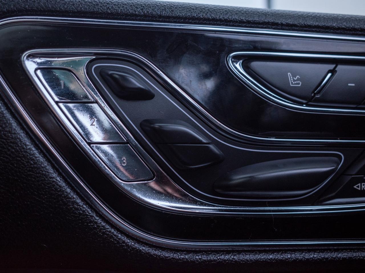 2021 Lincoln Navigator Reserve - Heated Steering Wheel Photo