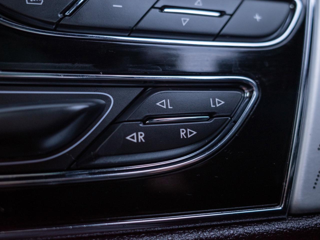 2021 Lincoln Navigator Reserve - Heated Steering Wheel Photo