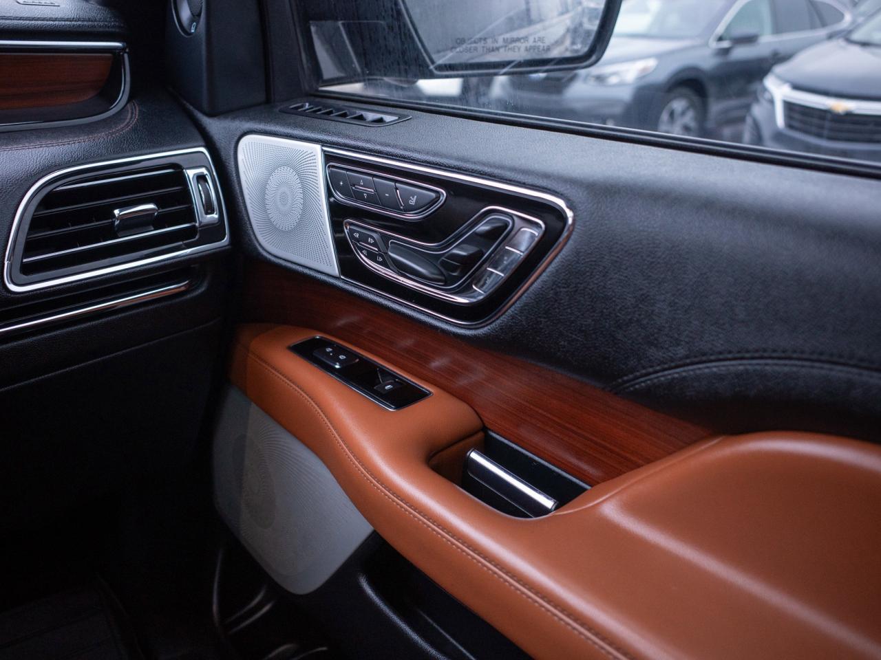 2021 Lincoln Navigator Reserve - Heated Steering Wheel Photo