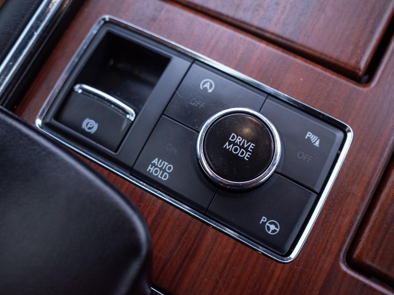 2021 Lincoln Navigator Reserve - Heated Steering Wheel Photo