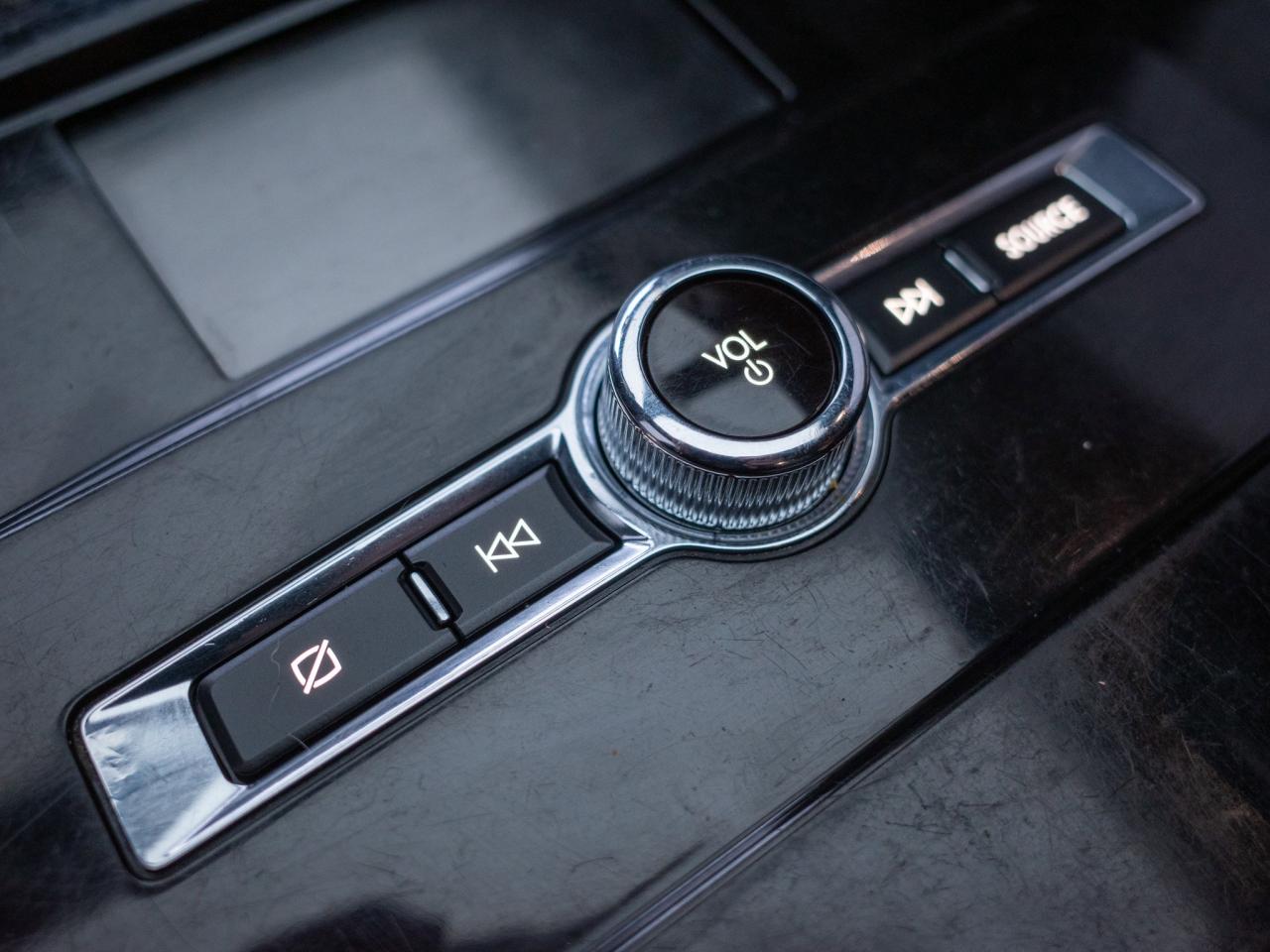 2021 Lincoln Navigator Reserve - Heated Steering Wheel Photo
