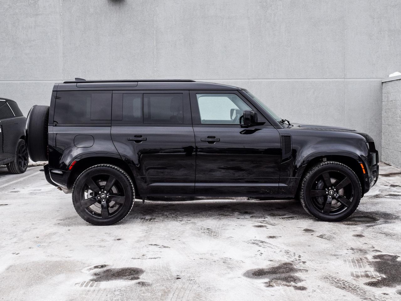 2025 Land Rover Defender 110 P400 X-Dynamic SE Photo2