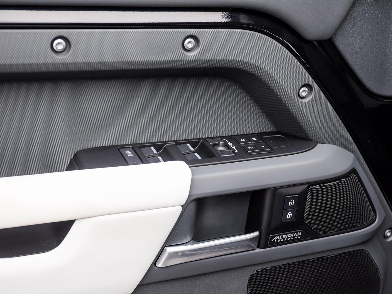 2025 Land Rover Defender 110 P400 X-Dynamic SE Photo