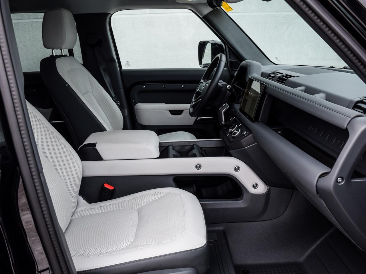 2025 Land Rover Defender 110 P400 X-Dynamic SE Photo