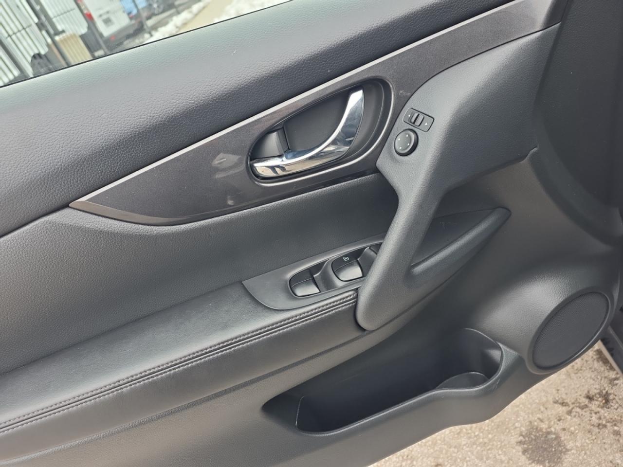 2018 Nissan Rogue SV AWD * CAMERA / BLIND SPOT ASSIST / HEATED SEATS Photo