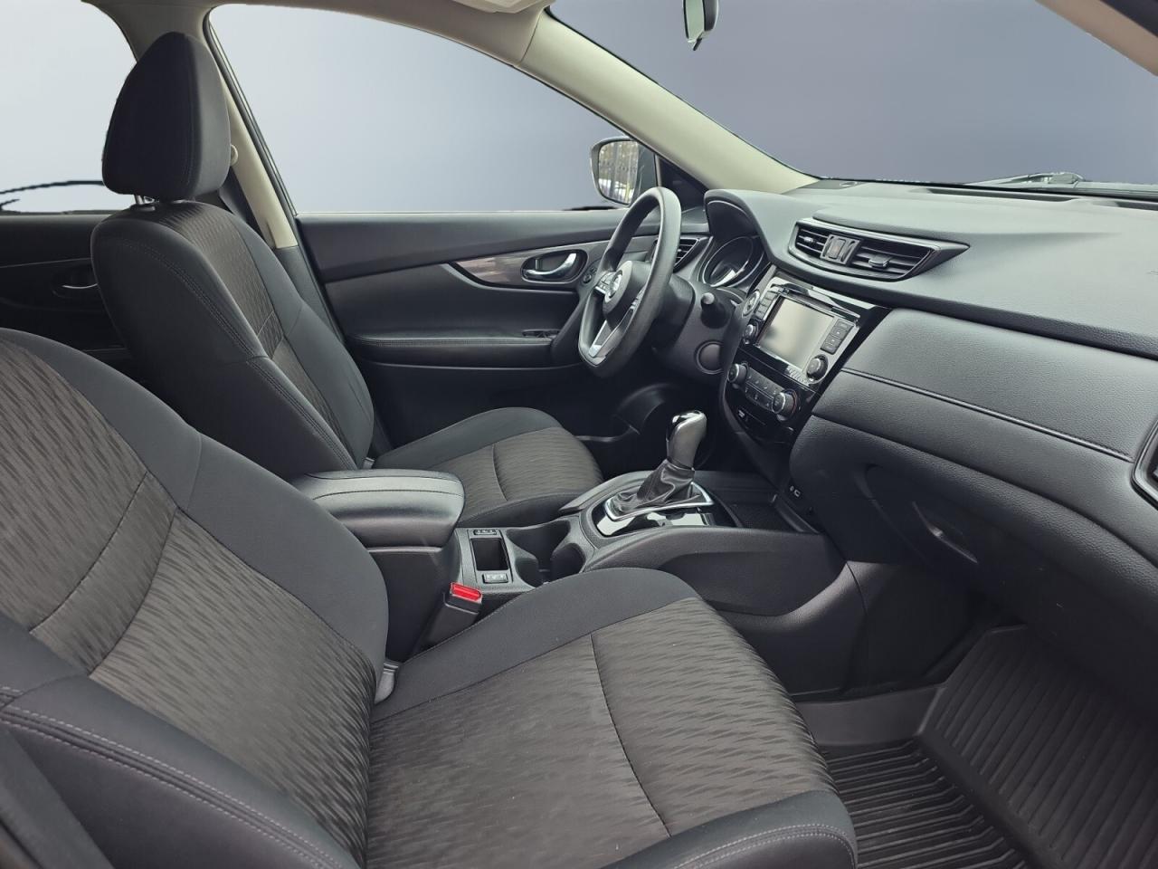 2018 Nissan Rogue SV AWD * CAMERA / BLIND SPOT ASSIST / HEATED SEATS Photo