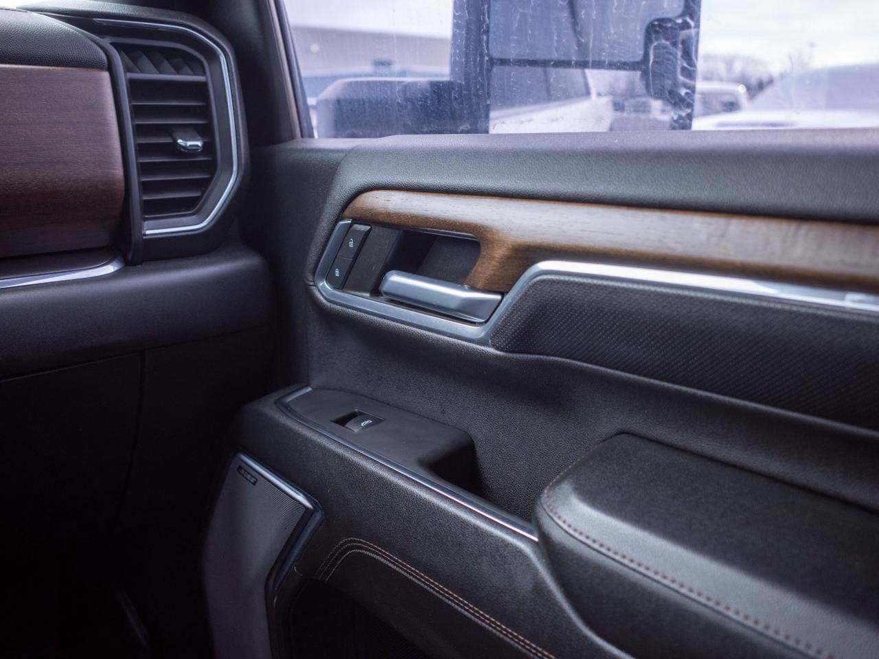 2024 Chevrolet SILVERADO 2500HD High Country - Heated Leather Seats Photo