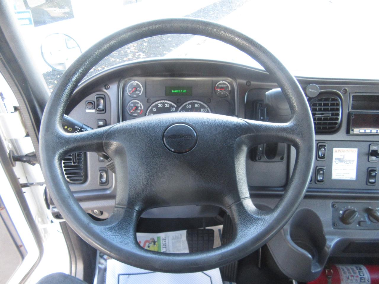 2023 Freightliner M2-106 NEW 26FT FLAT DECK WITH TIE STRAP PACKAGE Photo4