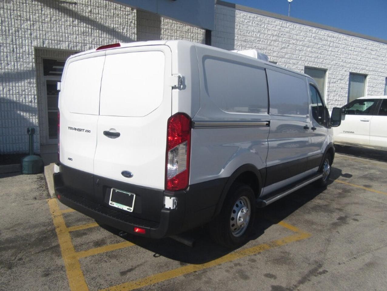 2024 Ford Transit T-250 ALL WHEEL DRIVE NEW LOW TEMP REEFER SYSTEM Photo4