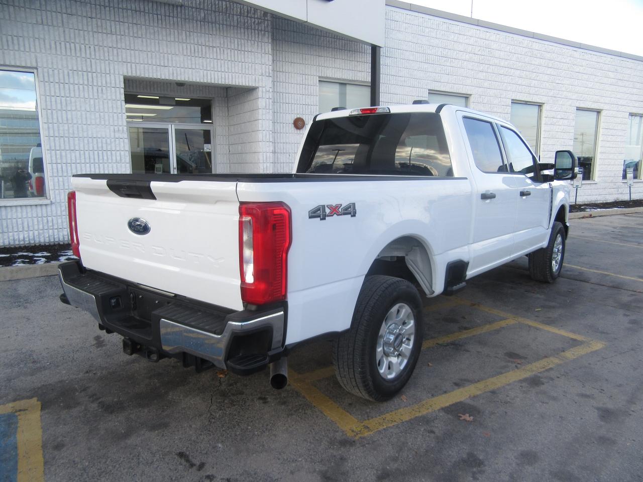 2024 Ford F-250 CREW CAB XLT 4X4 8FT LONG BOX Photo2