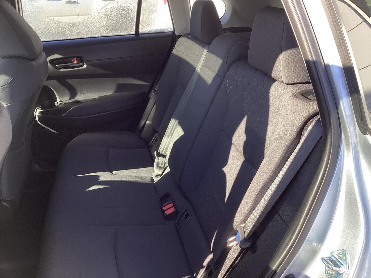 2022 Toyota Corolla Cross LE Premium AWD Photo4