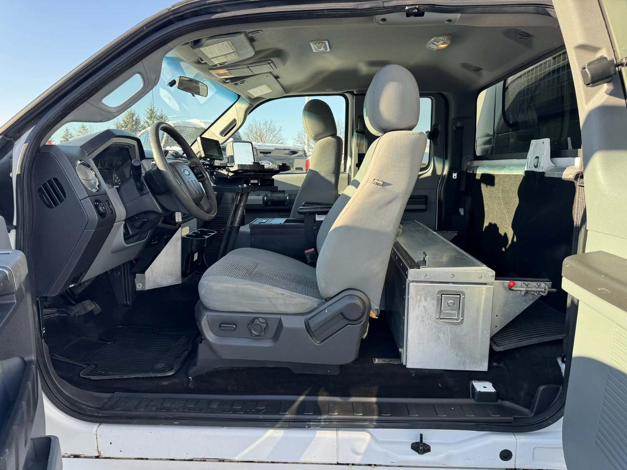 2015 Ford F-350 XLT UTILITY BOX Photo