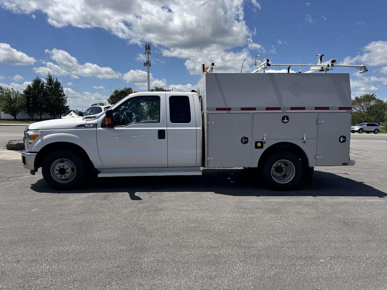 2015 Ford F-350 XLT UTILITY BOX - LOW KM - CERTIFIED Photo1