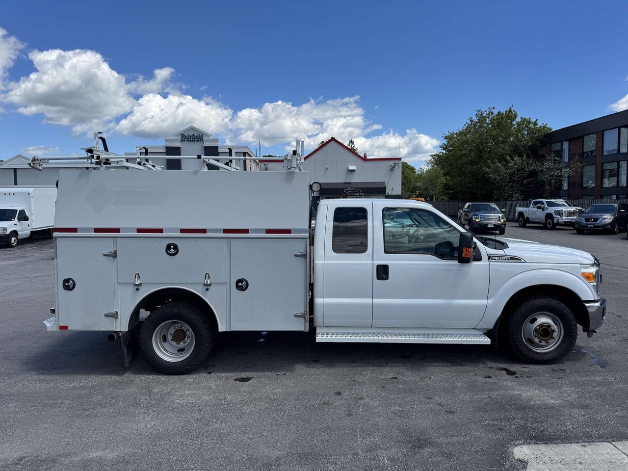 2015 Ford F-350 XLT UTILITY BOX - LOW KM - CERTIFIED Photo