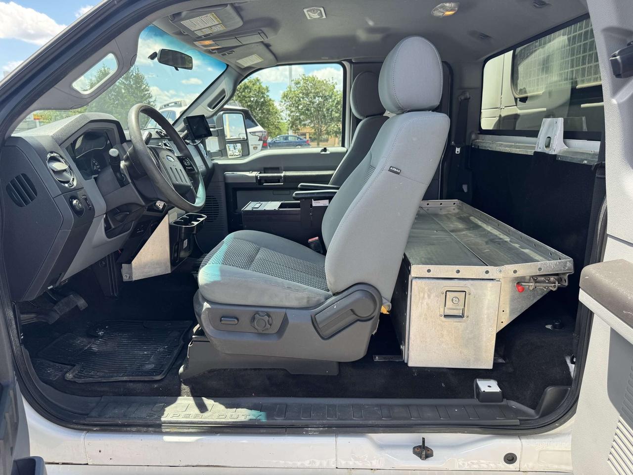 2015 Ford F-350 XLT UTILITY BOX - LOW KM - CERTIFIED Photo