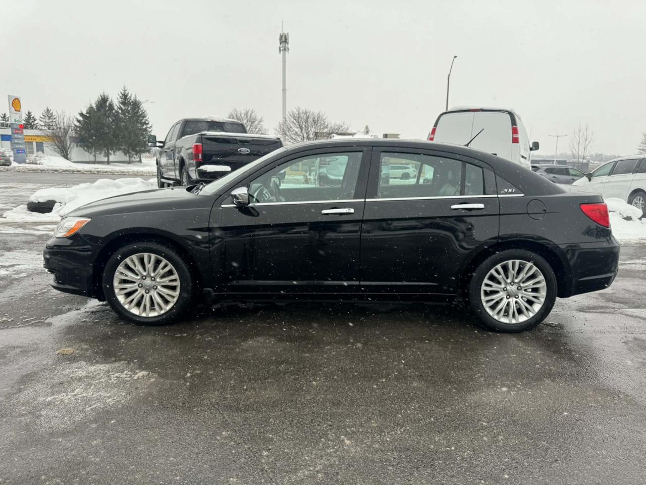 2013 Chrysler 200 4dr Sdn Limited Photo