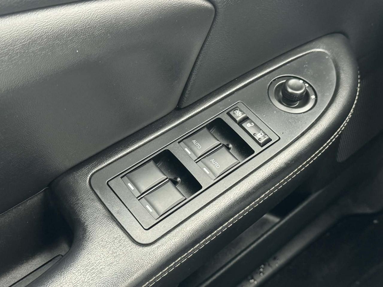 2013 Chrysler 200 4dr Sdn Limited Photo