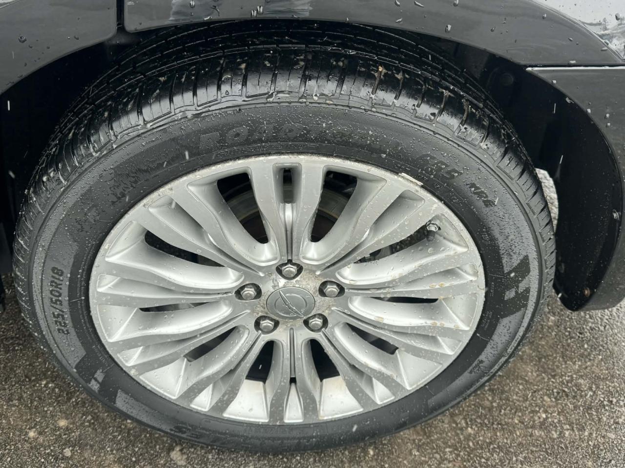 2013 Chrysler 200 4dr Sdn Limited Photo