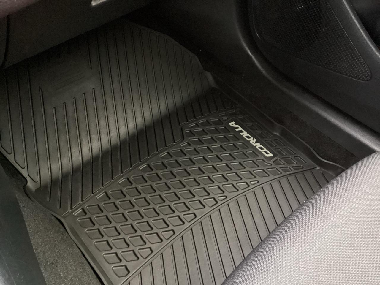 2022 Toyota Corolla Hatchback SE Photo2