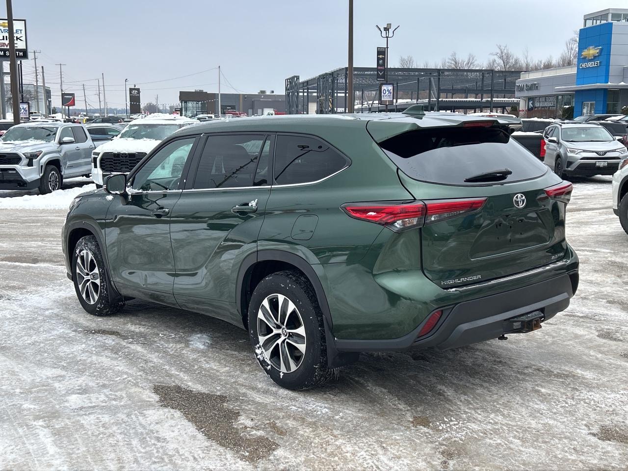 2023 Toyota Highlander XLE   Power Moonroof   Heated Front Seats Photo