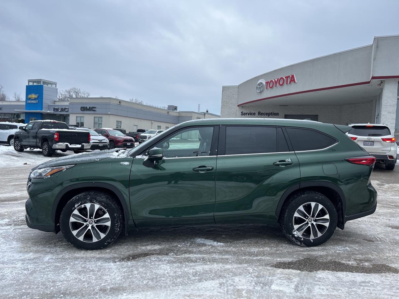 2023 Toyota Highlander XLE   Power Moonroof   Heated Front Seats Photo