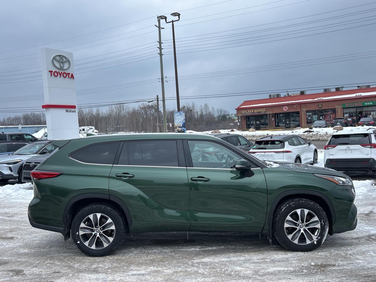 2023 Toyota Highlander XLE   Power Moonroof   Heated Front Seats Photo