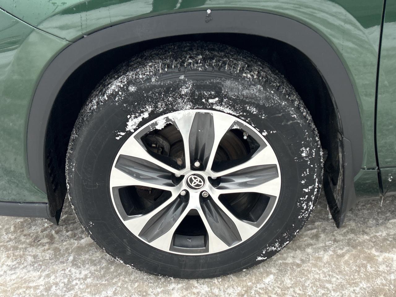 2023 Toyota Highlander XLE   Power Moonroof   Heated Front Seats Photo