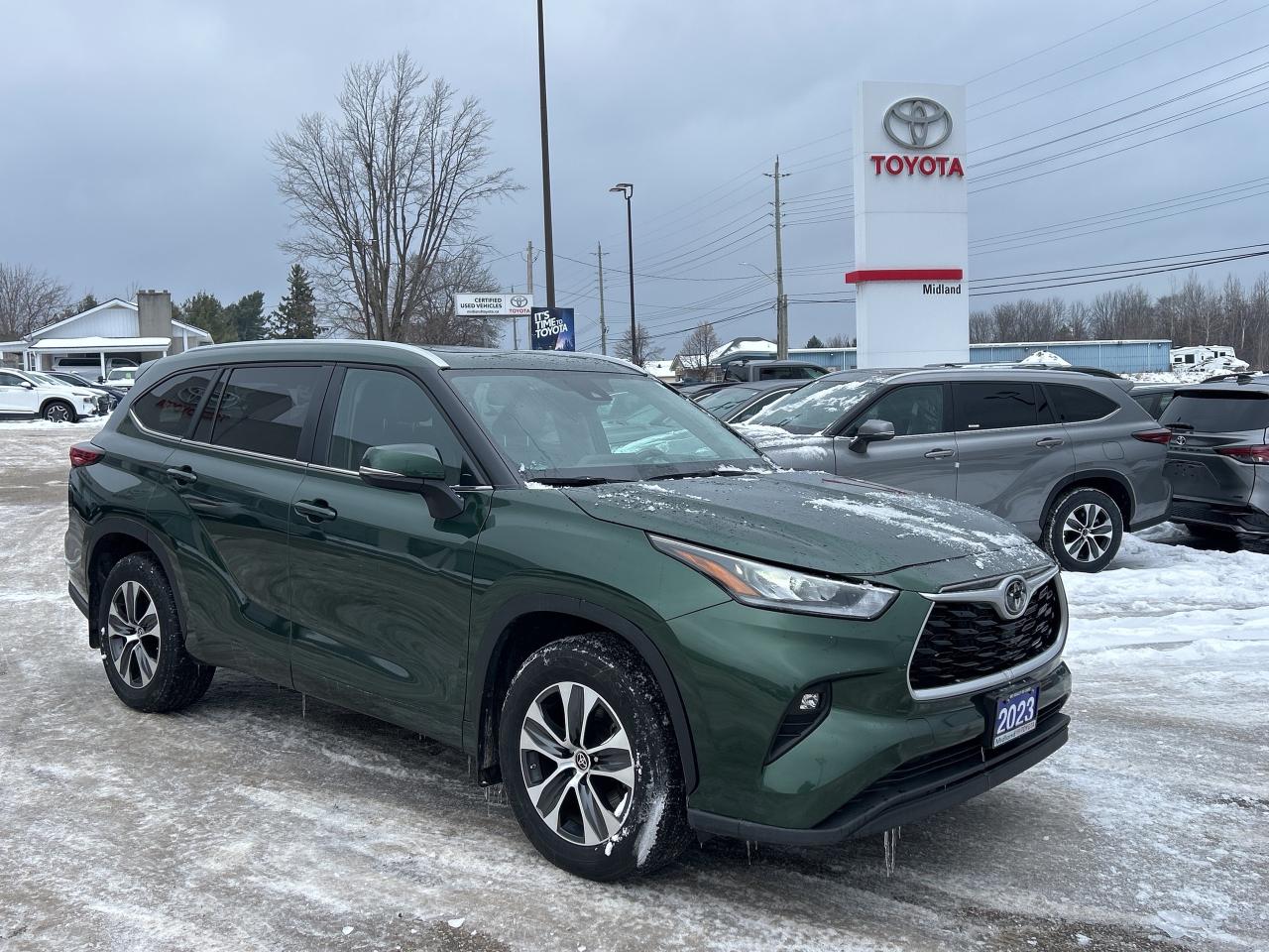 2023 Toyota Highlander XLE   Power Moonroof   Heated Front Seats Photo