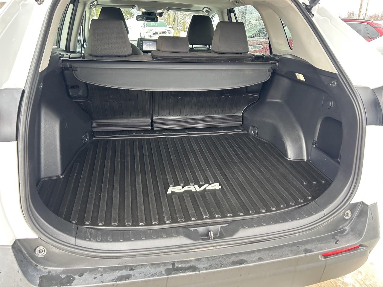 2022 Toyota RAV4 XLE Photo