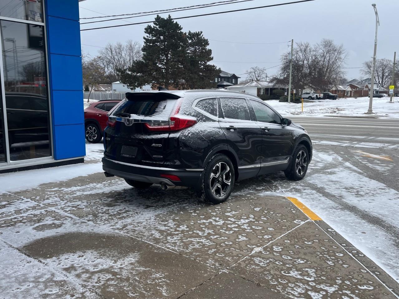 2017 Honda CR-V TOURING ALL THE TOYS NO ACCIDENTS Photo