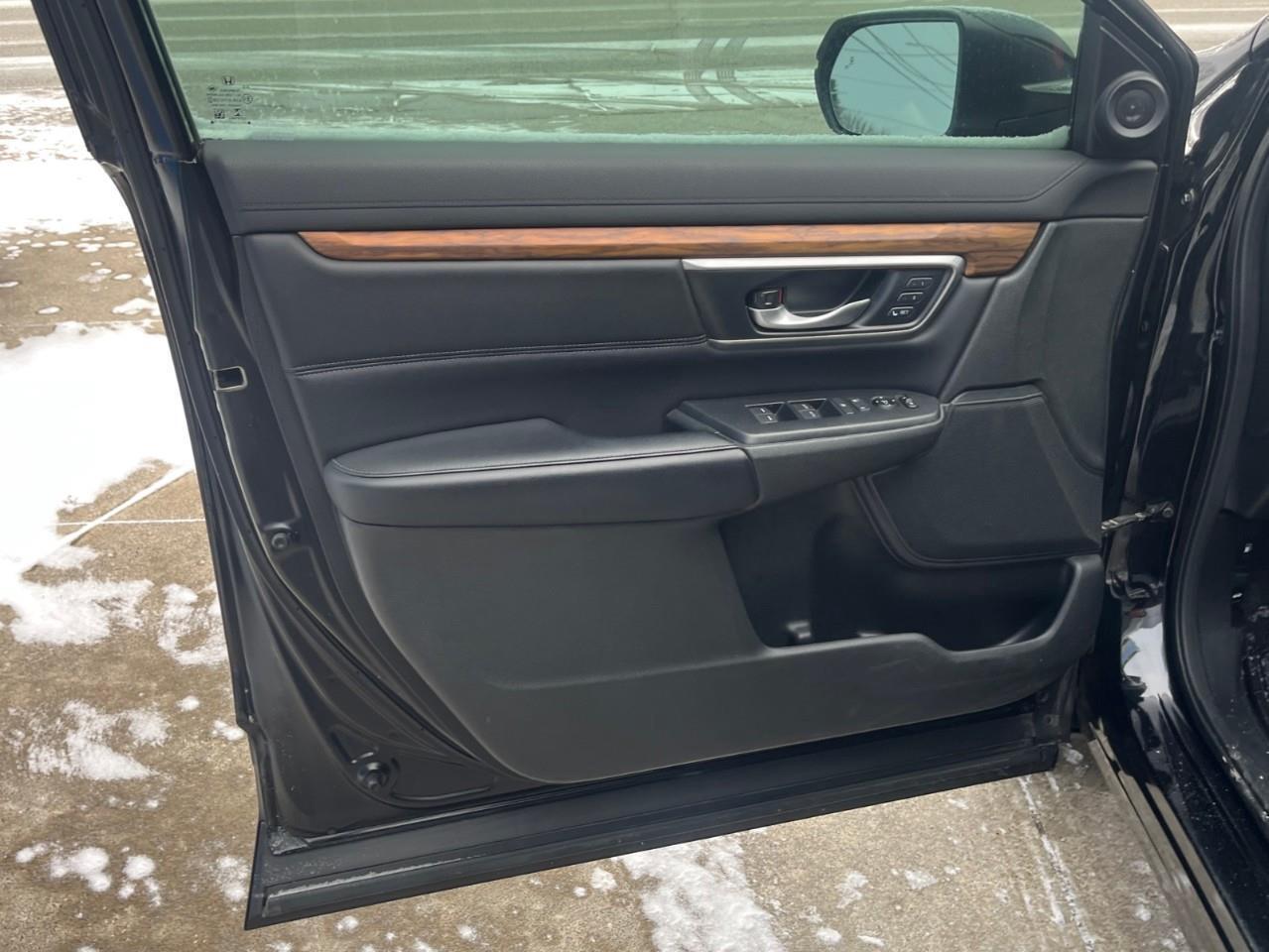 2017 Honda CR-V TOURING ALL THE TOYS NO ACCIDENTS Photo