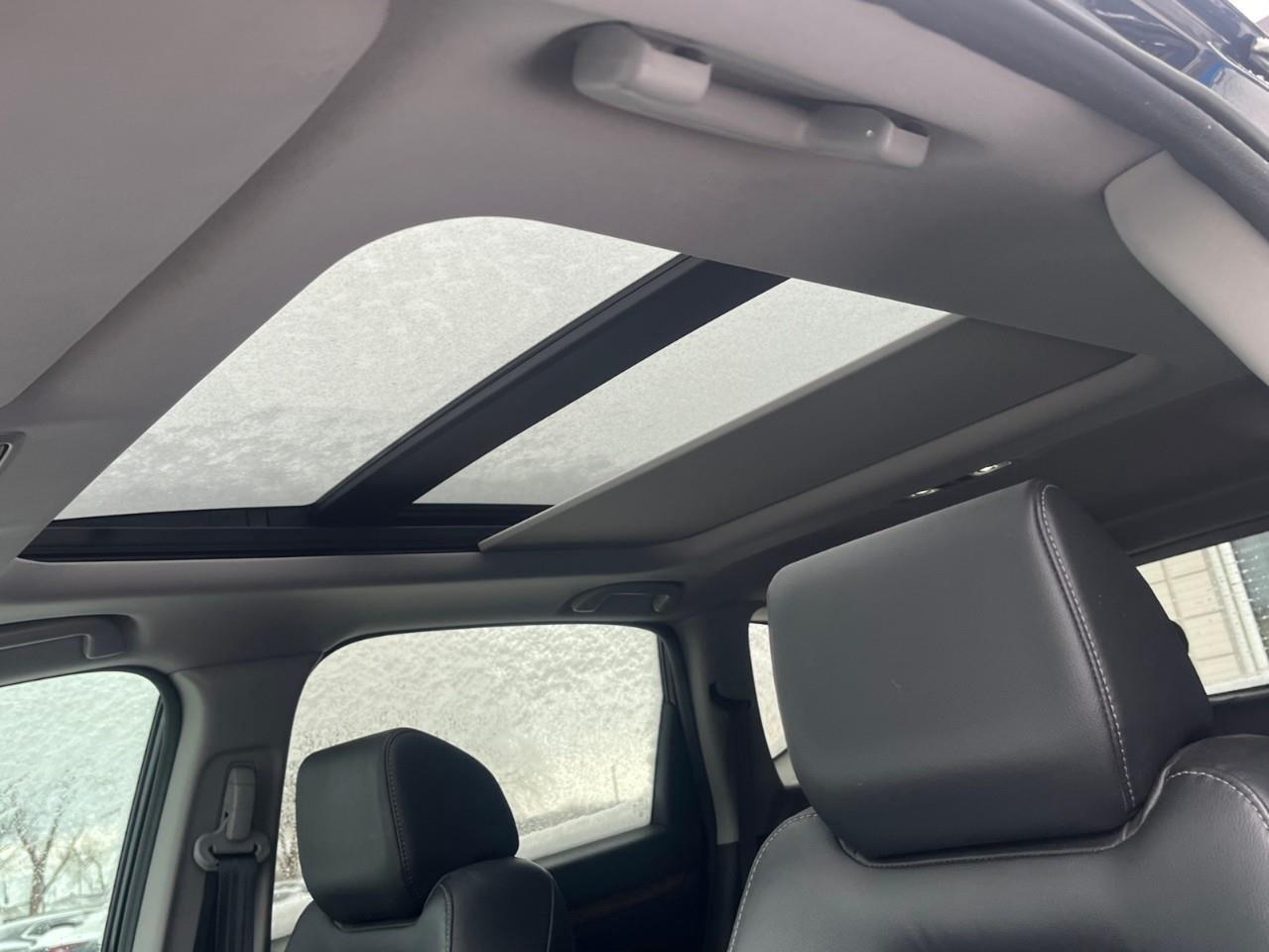 2017 Honda CR-V TOURING ALL THE TOYS NO ACCIDENTS Photo