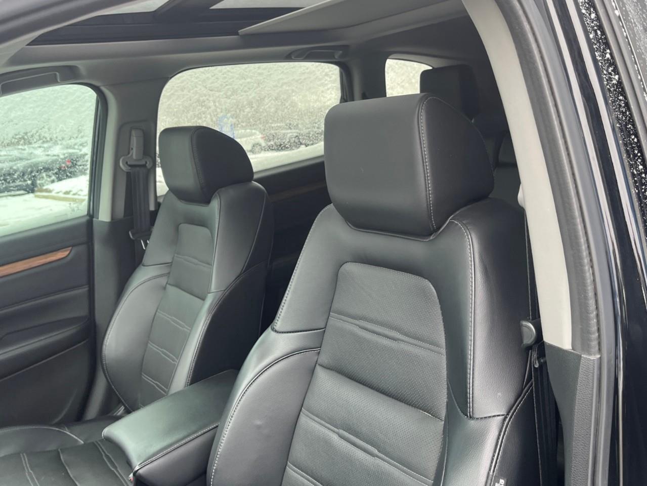 2017 Honda CR-V TOURING ALL THE TOYS NO ACCIDENTS Photo