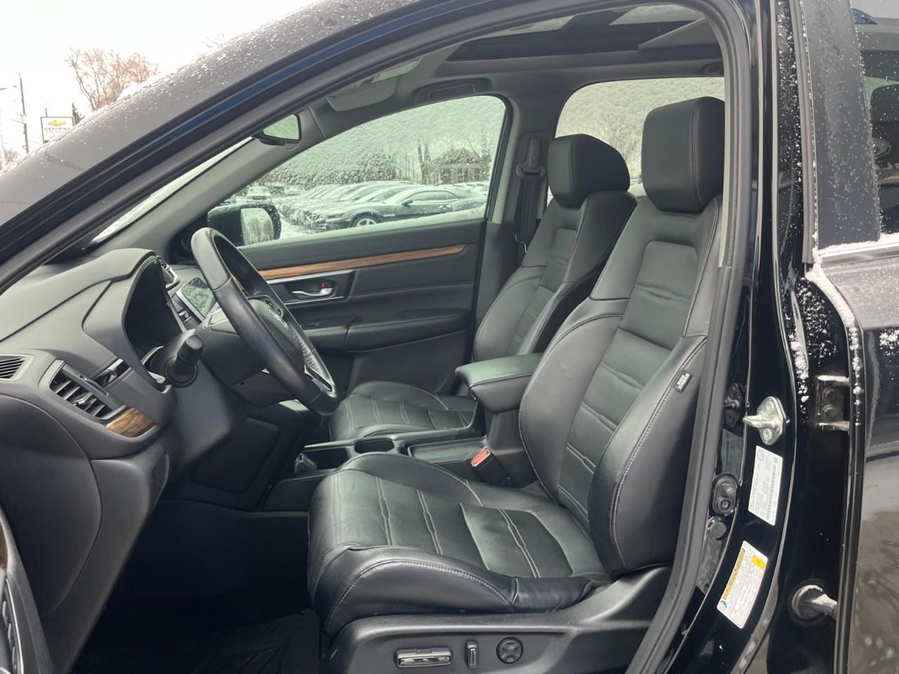 2017 Honda CR-V TOURING ALL THE TOYS NO ACCIDENTS Photo