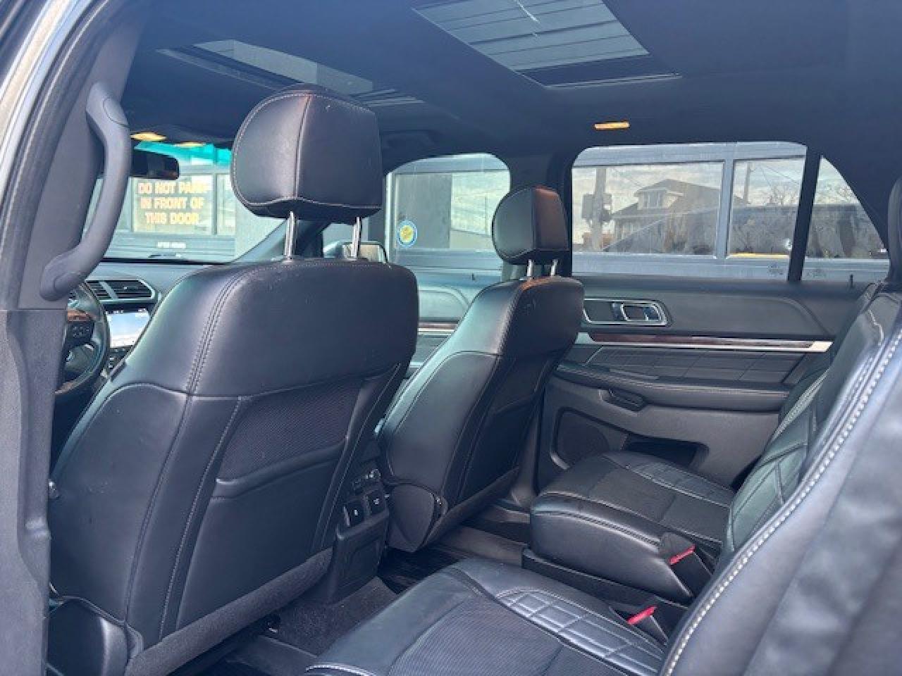 2017 Ford Explorer 4WD Platinum, ONE OWNER, NAVIGATION, PANO ROOF!! Photo3