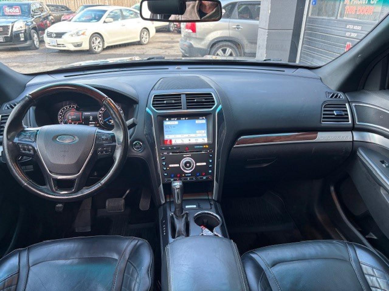 2017 Ford Explorer 4WD Platinum, ONE OWNER, NAVIGATION, PANO ROOF!! Photo4