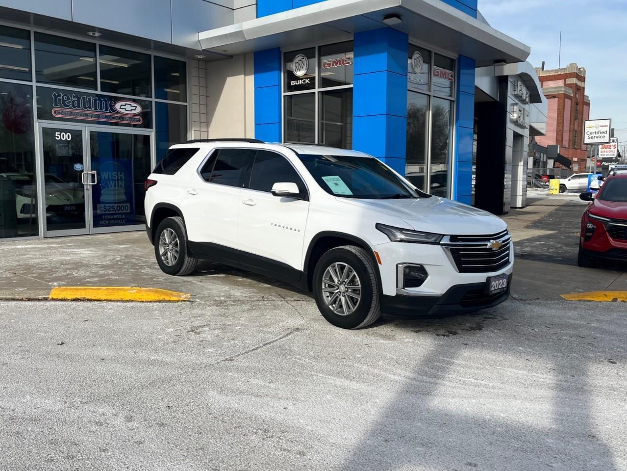 2023 Chevrolet Traverse Cloth w/1LT SPECIAL CPO RATE 3.99% OAC Photo2
