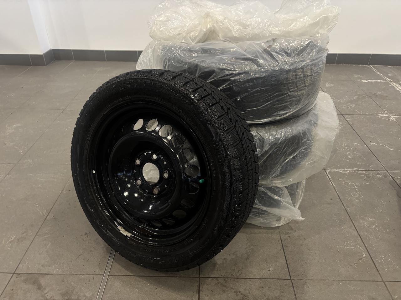 2010 Mercedes-Benz B-Class LOW KM CLEAN CARFAX 2 SETS OF TIRES/RIMS SOLD ASIS Photo