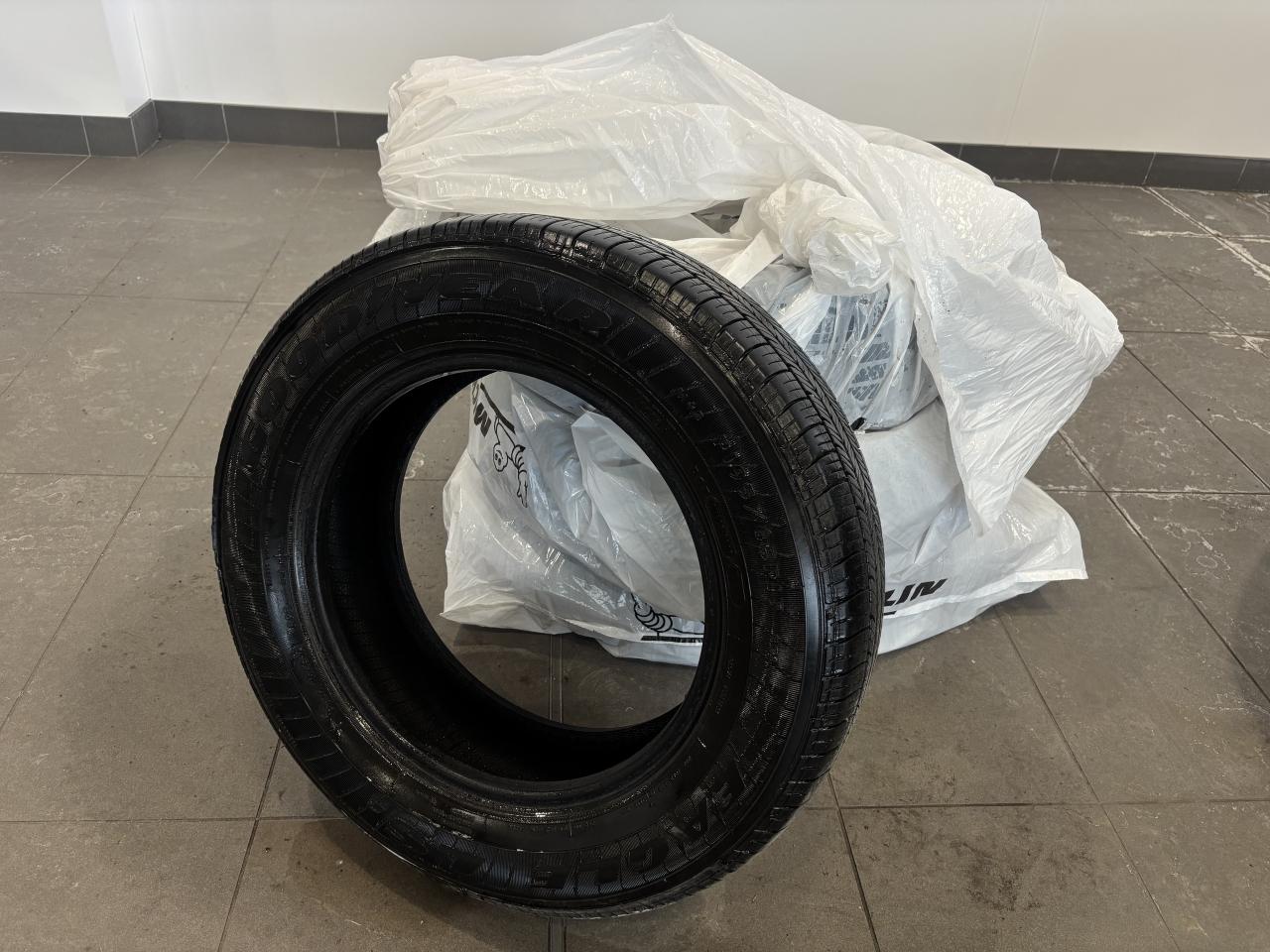 2013 Volkswagen Jetta Sedan COMFORTLINE   2 SETS OF TIRES (ONLY)   SOLD ASIS! Photo