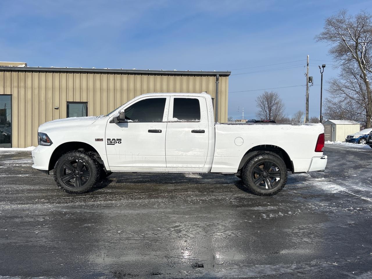 2020 RAM 1500 Classic Express 5.7 4x4 B-U CAM CALL NAPANEE 613-354-2100 Photo