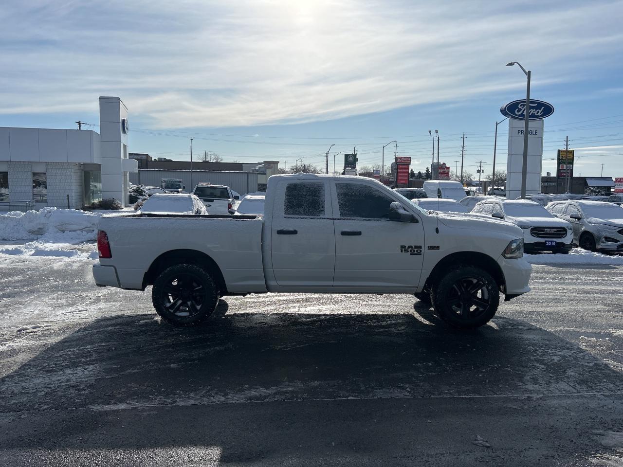 2020 RAM 1500 Classic Express 5.7 4x4 B-U CAM CALL NAPANEE 613-354-2100 Photo