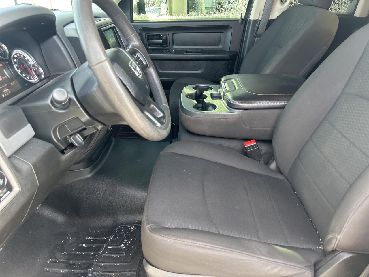 2020 RAM 1500 Classic Express 5.7 4x4 B-U CAM CALL NAPANEE 613-354-2100 Photo