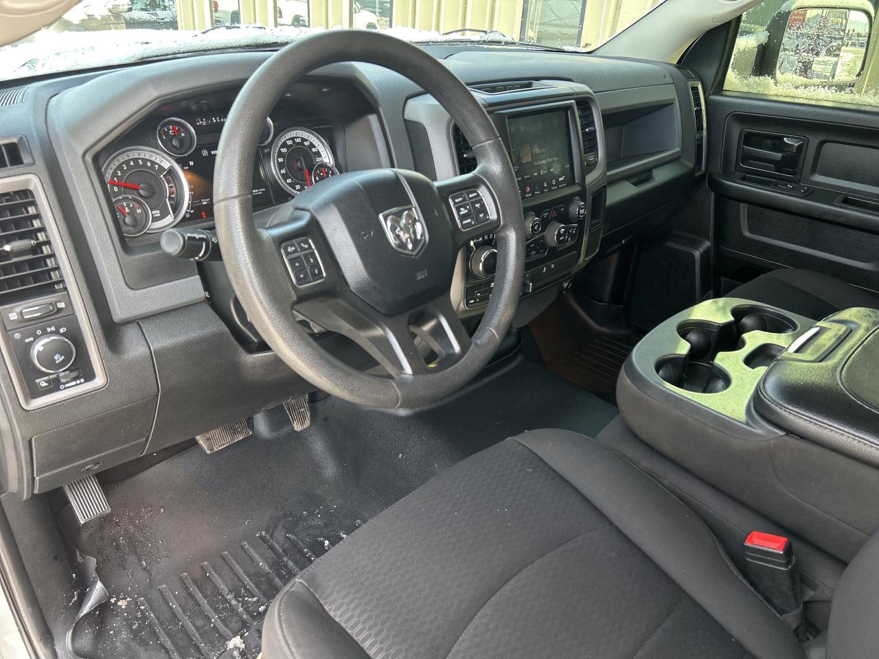 2020 RAM 1500 Classic Express 5.7 4x4 B-U CAM CALL NAPANEE 613-354-2100 Photo