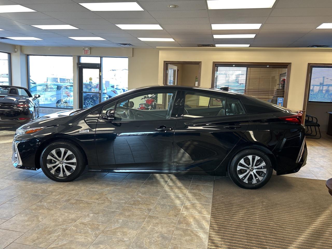 2020 Toyota Prius Prime UPGRADE PKG LEATHER/NAVI *CALL 613-961-8848 Photo