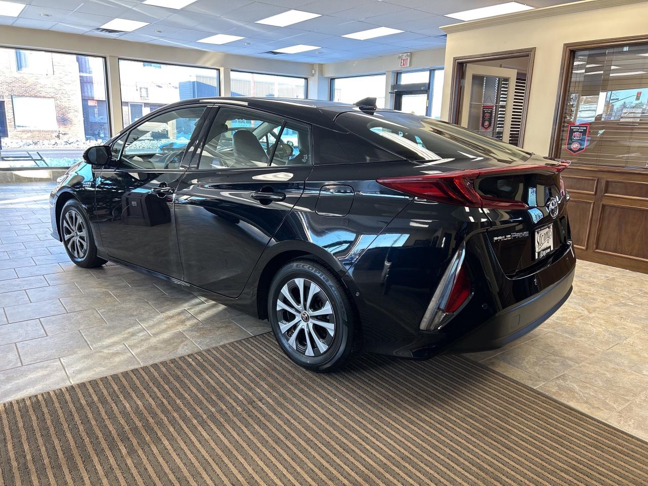 2020 Toyota Prius Prime UPGRADE PKG LEATHER/NAVI *CALL 613-961-8848 Photo2