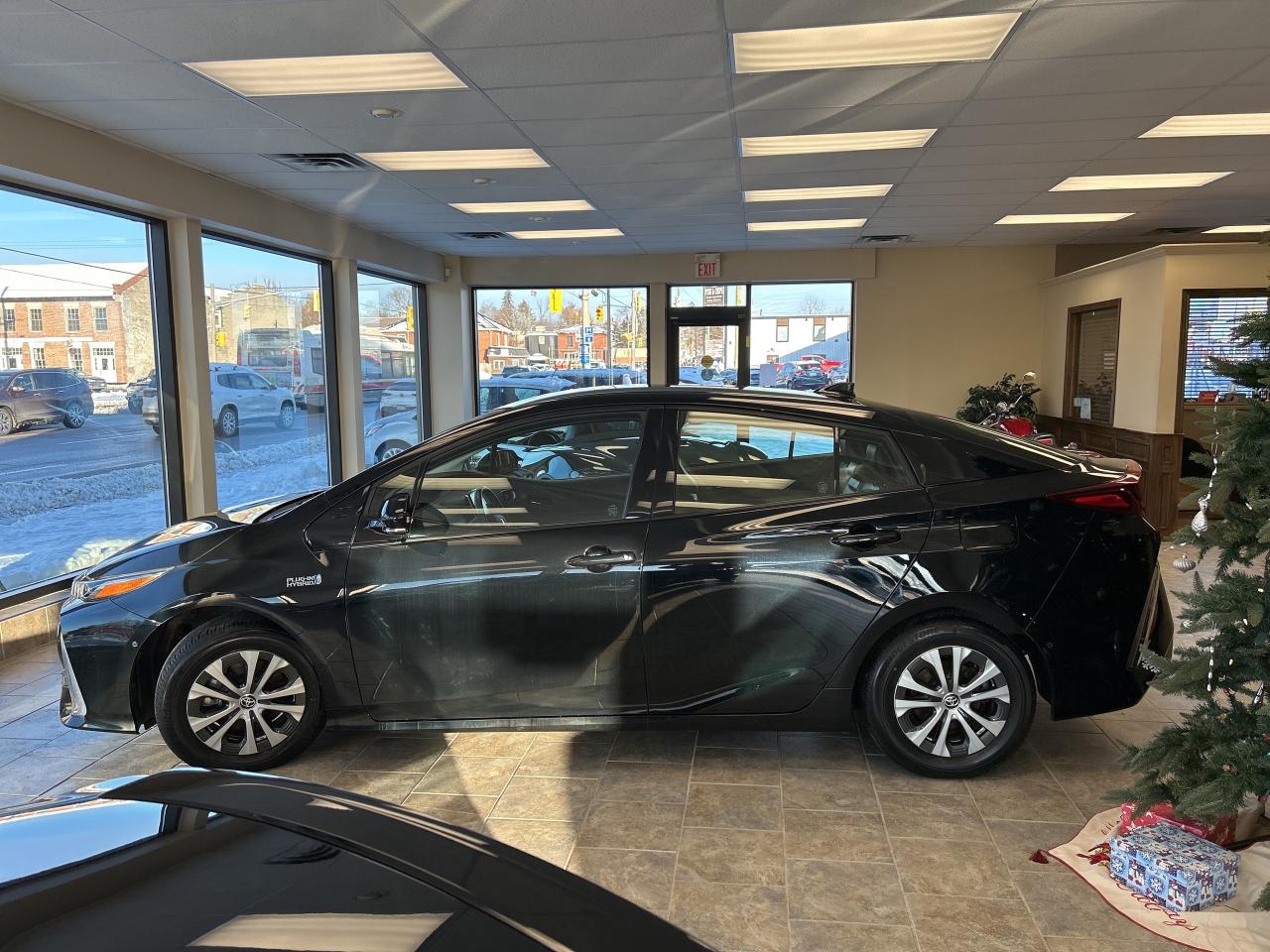 2020 Toyota Prius Prime UPGRADE PKG LEATHER/NAVI *CALL 613-961-8848 Photo