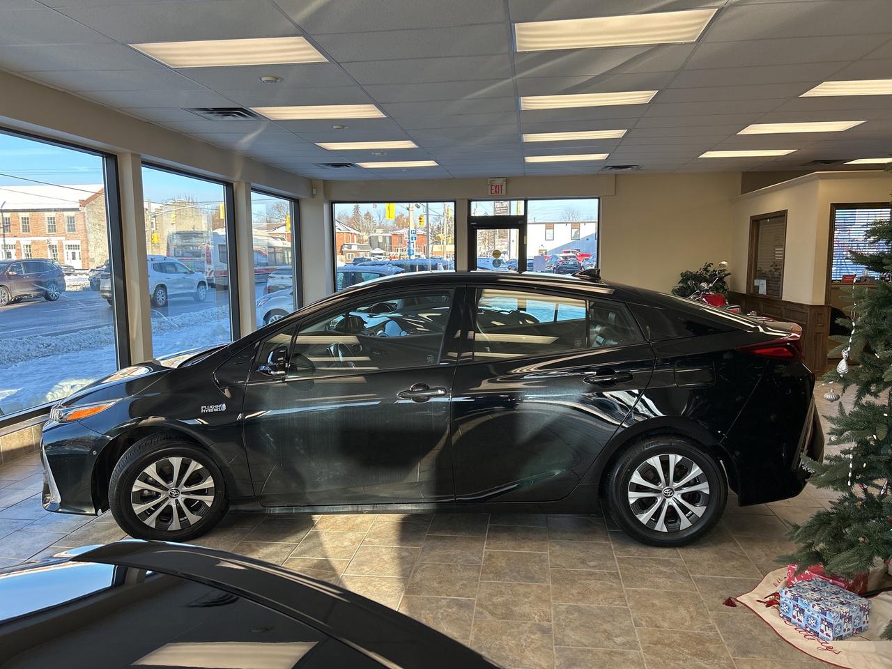 2020 Toyota Prius Prime UPGRADE PKG LEATHER/NAVI *CALL 613-961-8848 Photo