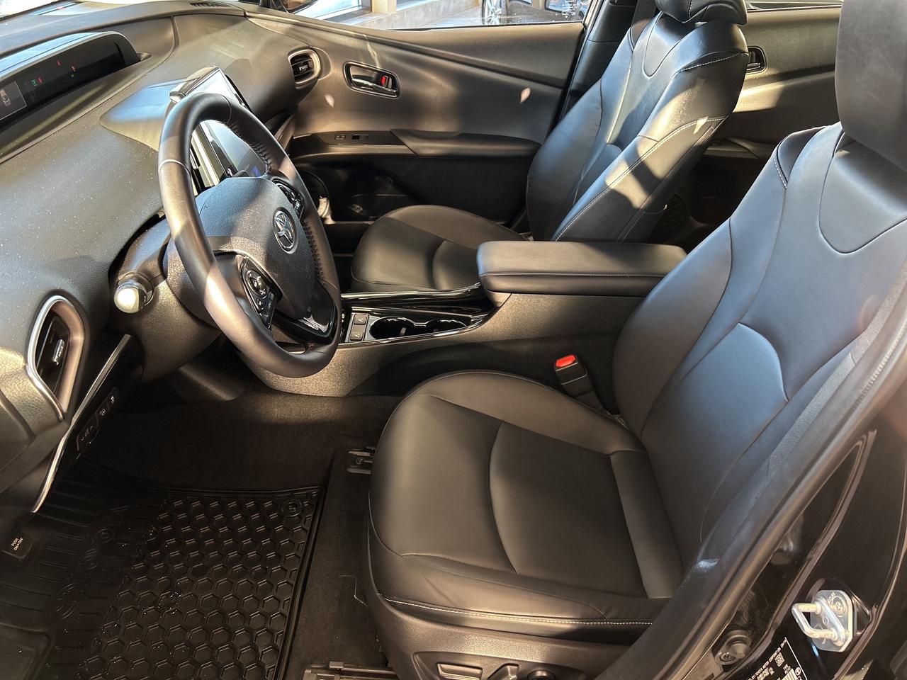 2020 Toyota Prius Prime UPGRADE PKG LEATHER/NAVI *CALL 613-961-8848 Photo